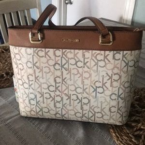 Bolsa Calvin Klein multicolor semi nueva